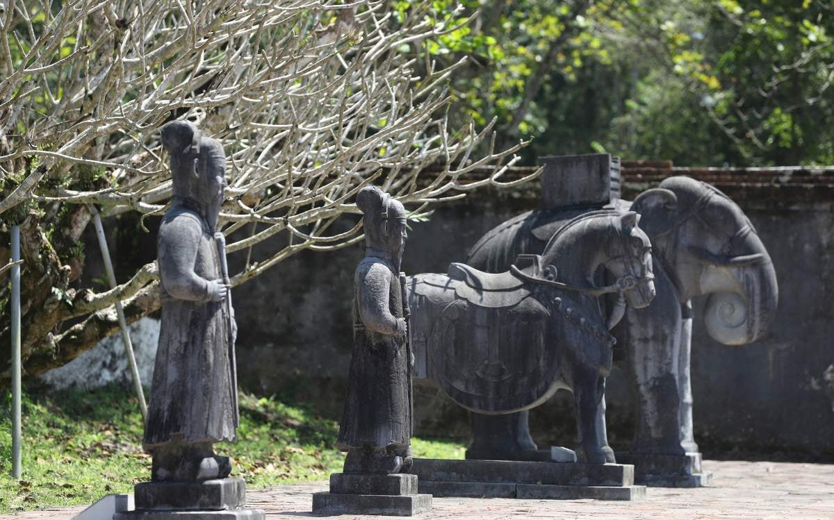Tượng quan văn, võ và voi, ngựa tạc bằng đá